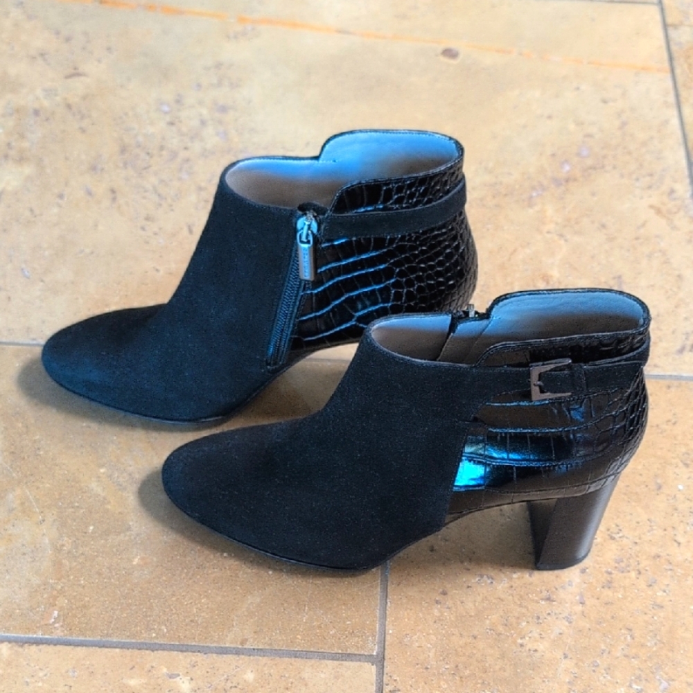 Aquatalia ladies booties. Black. Size 8.5.